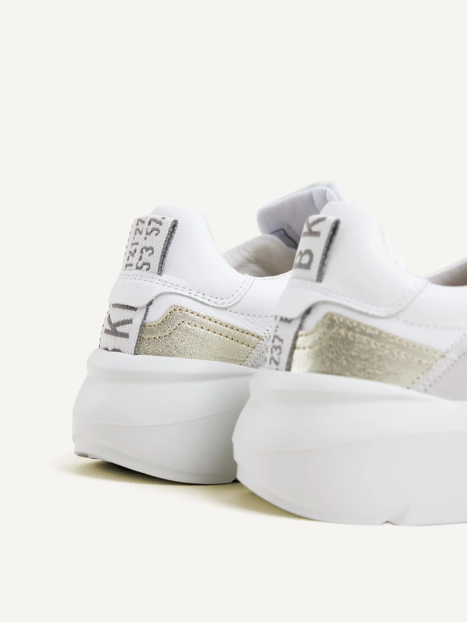 DAMES Nubikk Roque Roman Wit Gouden Sneakers Voor Dames